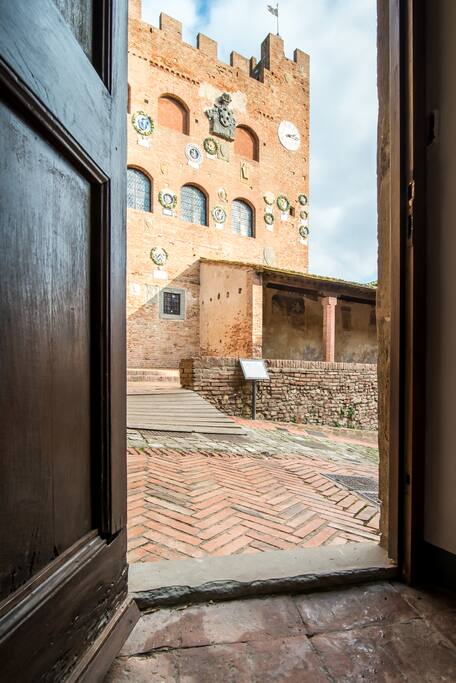 Palazzo Pretorio, edificio principale del borgo medievale di Certaldo Alto, visto dalla porta di Casa al Cantone