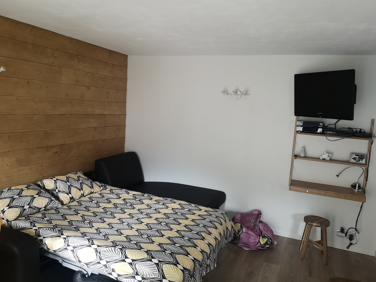 obývacia izba - písací stôl - manželská posteľ