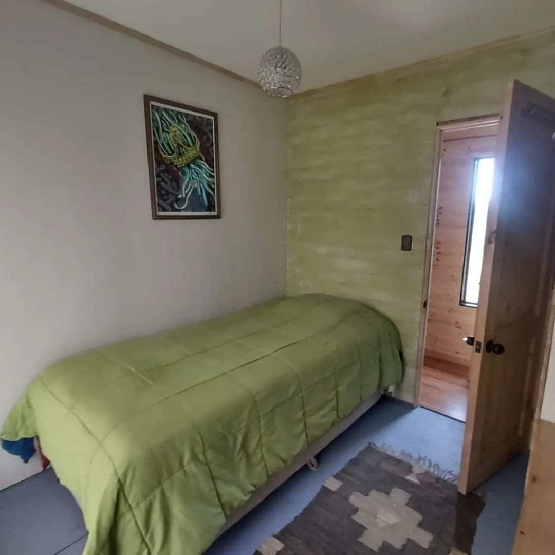 Kitanda cha kuvuta nje: kitanda kamili juu ya ghorofa na kitanda pacha chini
Kabati, dirisha na mwonekano. Ufikiaji wa mtaro ulio na mlango wa kujitegemea 