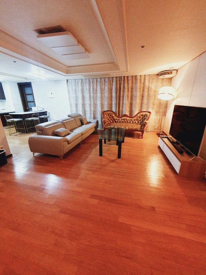 Gangnam Station Sinbundang Line 3 minutes 45 pyeong apartment invites 3 rooms 2 bathrooms
