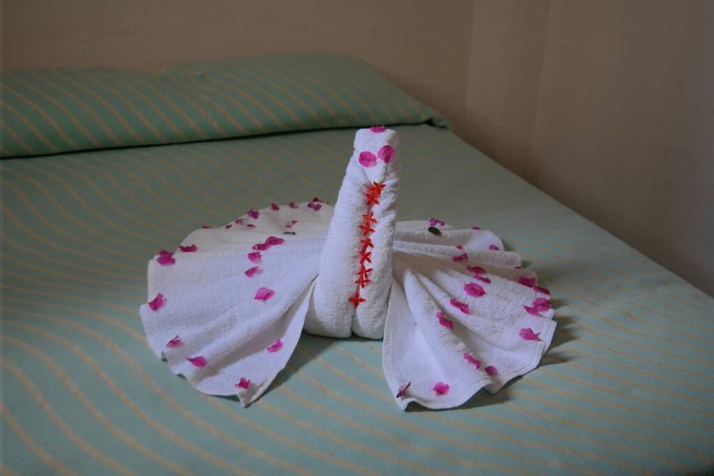 Habitación con cama matrimonial