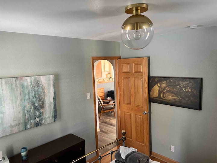 Северната спална соба на горниот кат гледа кон дневната соба. Сите кревети имаат квалитетни памучни чаршафи за максимална удобност.