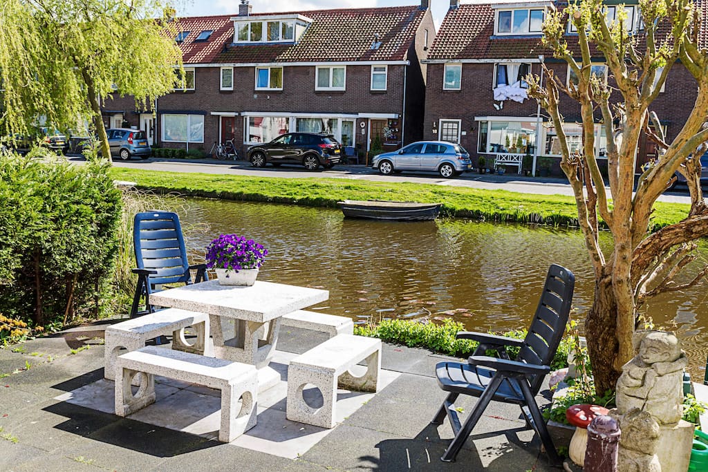 Terras voorkant huis