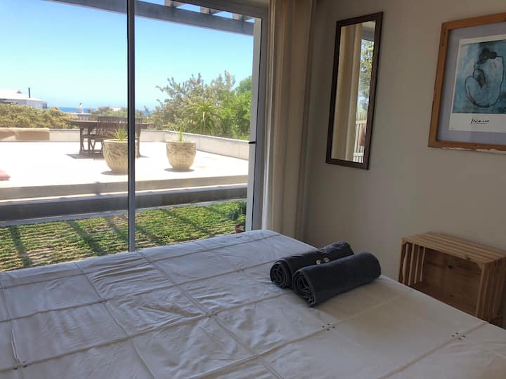 חדר שינה תחתון עם מיטה זוגית שנפתחת לגינה הקדמית