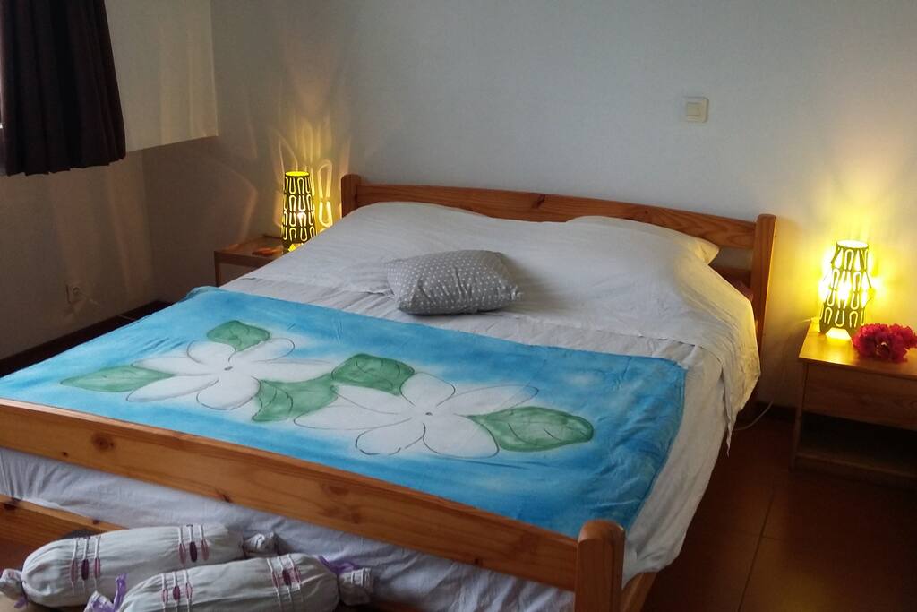 Grande chambre avec placard de rangement