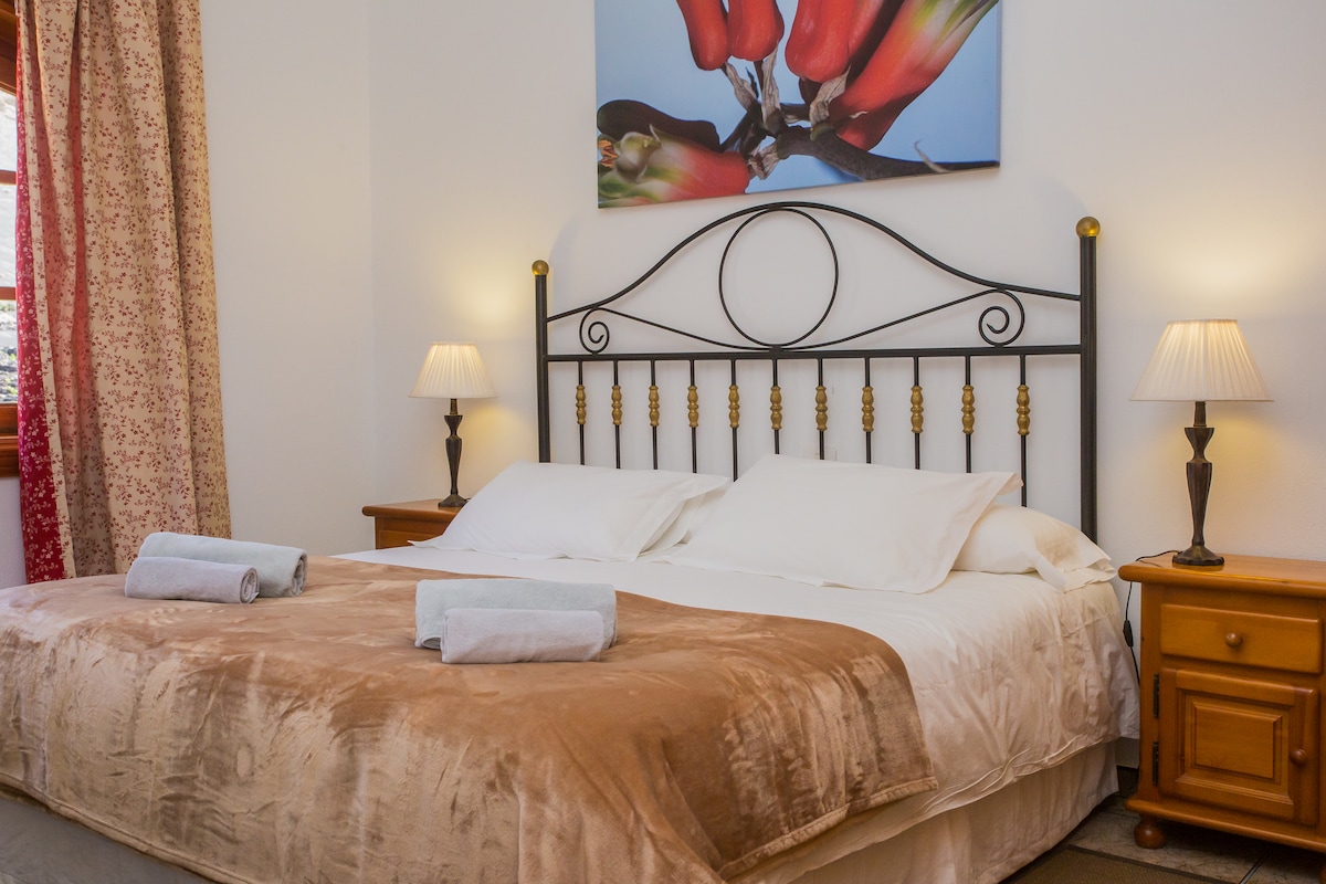 卧室3.双人床...