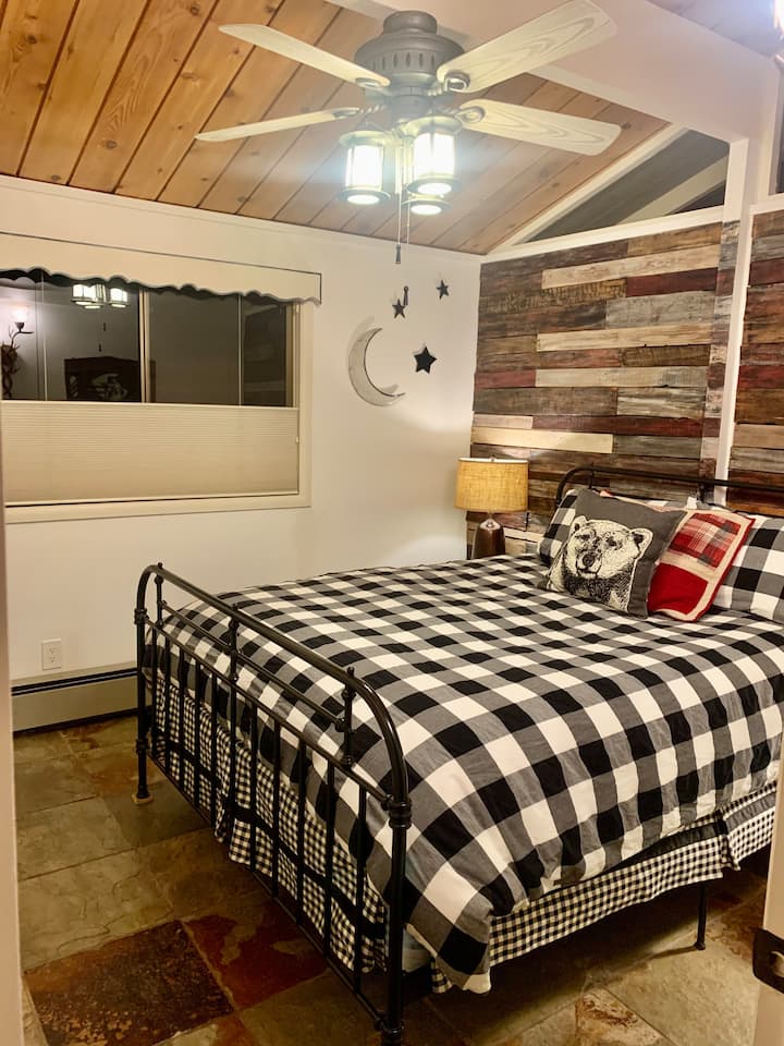 No Roughin’ It Cabin VIEWS-Steps to Hiking Hot Tub