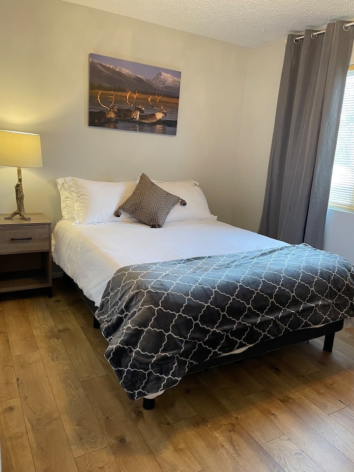 Cama tamaño queen en la habitación de caribú de arriba.