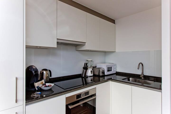 Modern and Luxury 2 bedroom with AC, Covent Garden gallery image 3