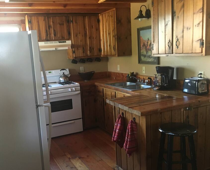 Fully stocked kitchen with original kitchen cabinets