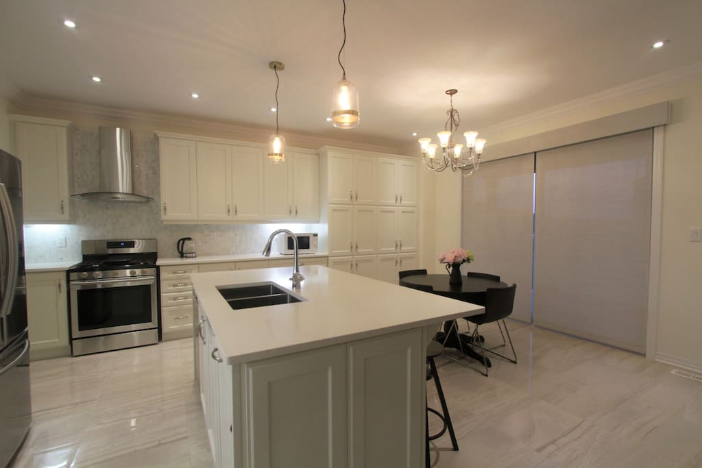 Kitchen and Breakfast Area