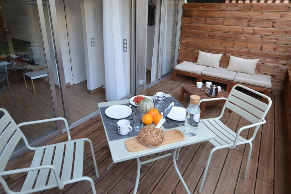 La terrasse est calme et agreable pour les petits déjeuners, aperitifs, diners et la sieste !