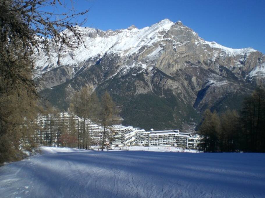 la vue à partir de l'appartement, et les pistes de ski
