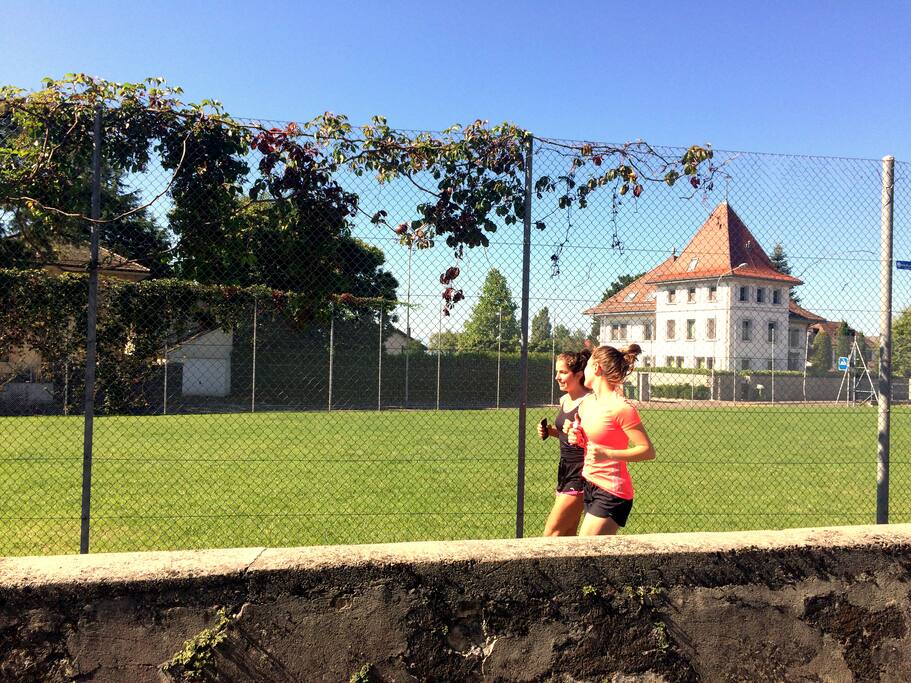 Un terrain de foot ouvert à tous juste devant l'immeuble