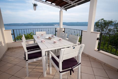 Top Airbnb: Beautiful 3-Bed Apt. with Sea View in Lokva Rogoznica