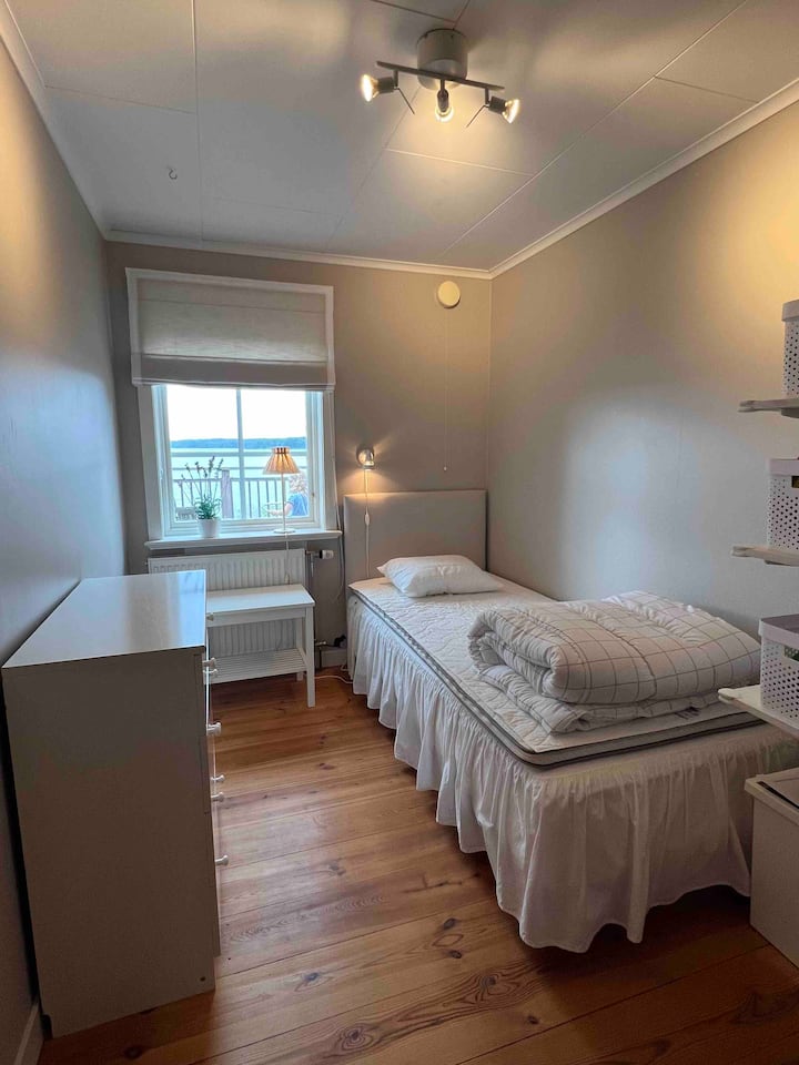 湖の眺めが楽しめる大きなコテージにあるシングルベッド