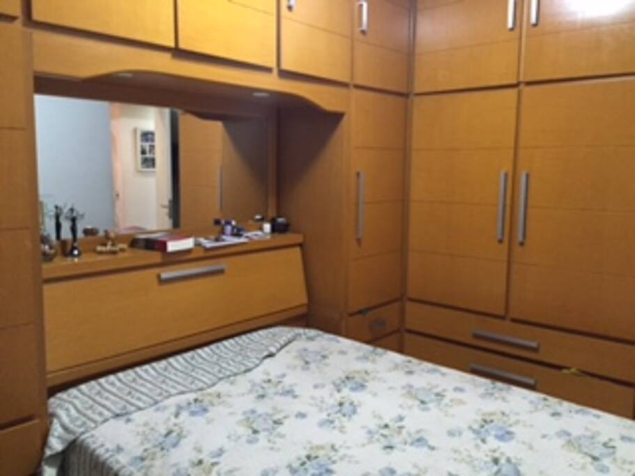 Quarto com cama de casal e ar condicionado