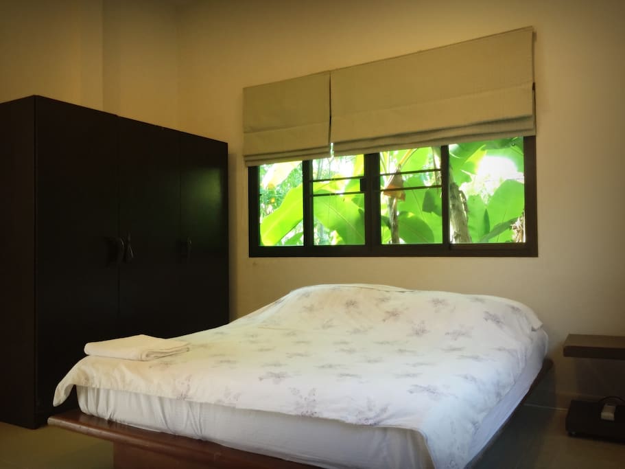 King sized bed (6ft)