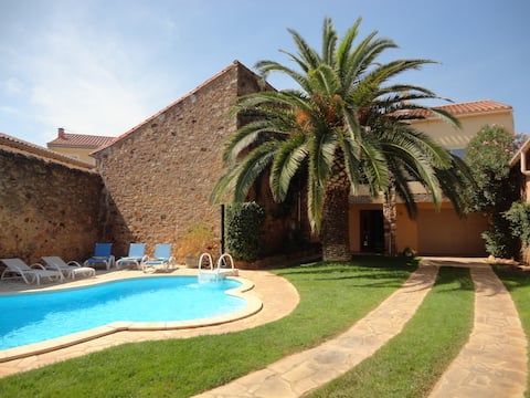 Spacious villa with heated pool and mountain view