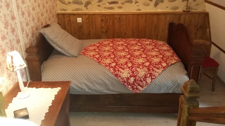 chumba cha kulala cha ghorofa, kitanda cha mtu mmoja au mtoto.