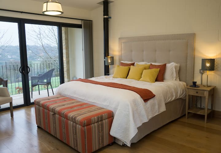 Chumba kikubwa cha kulala chenye kitanda kikubwa