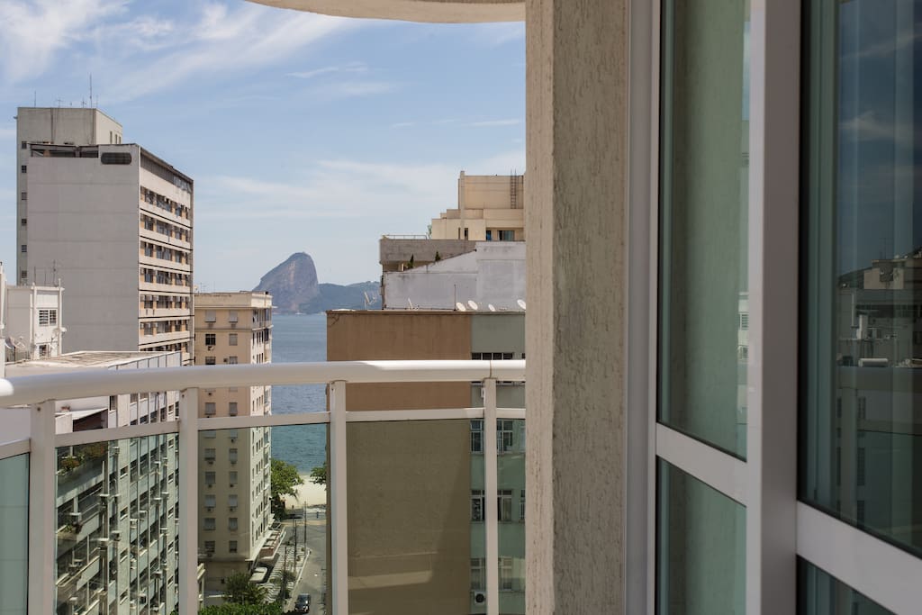 Vista da varanda da suite 1 para a praia de Icaraí com morro do Pão de Açúcar ao fundo