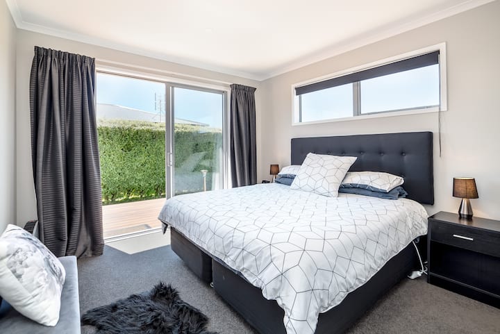 ห้องนอนใหญ่ (เตียงคิงไซส์) + ทางเข้าดาดฟ้า