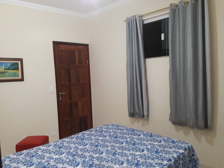 O quarto, a porta da entrada, a janela