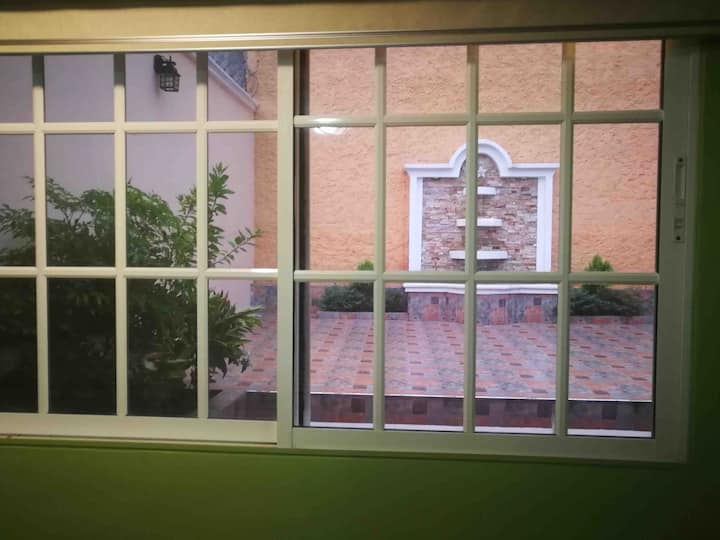 Amplia Habitación principal vista fuente terraza exterior trasera, televisor Smart TV 55 pulgadas cable y  internet, bañera y agua caliente y grandes clóset 