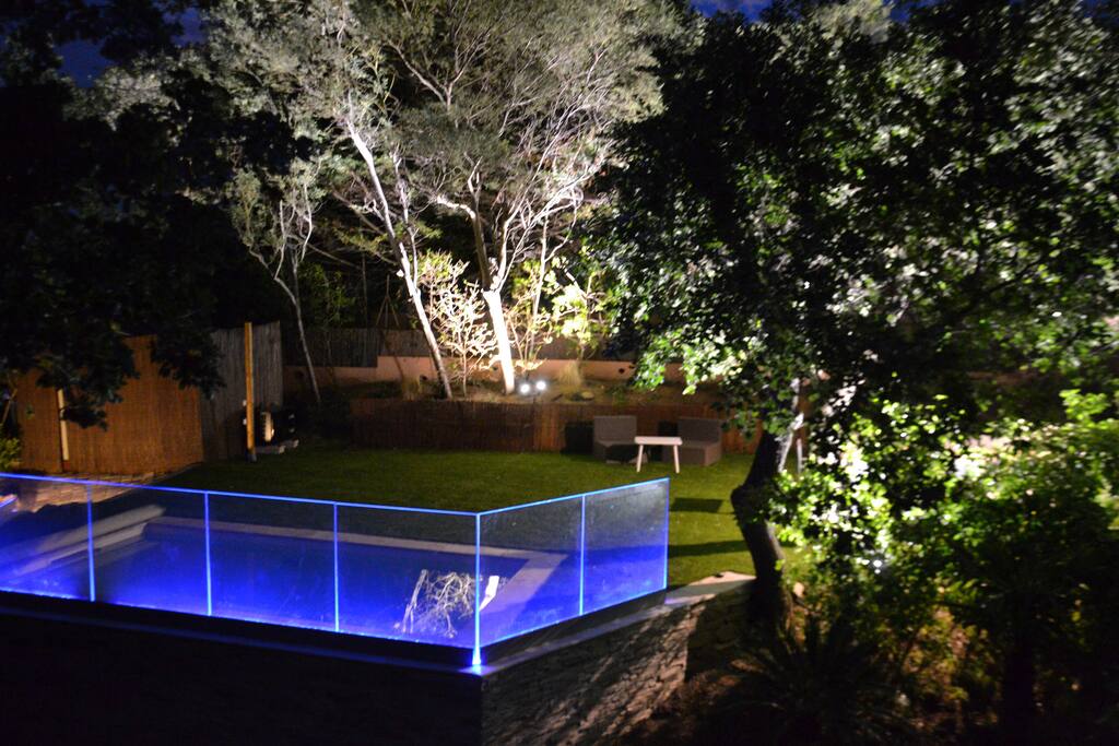Swimming-Pool by night