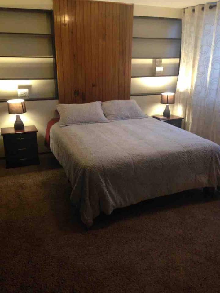 Спална соба со брачен кревет и приватна бања