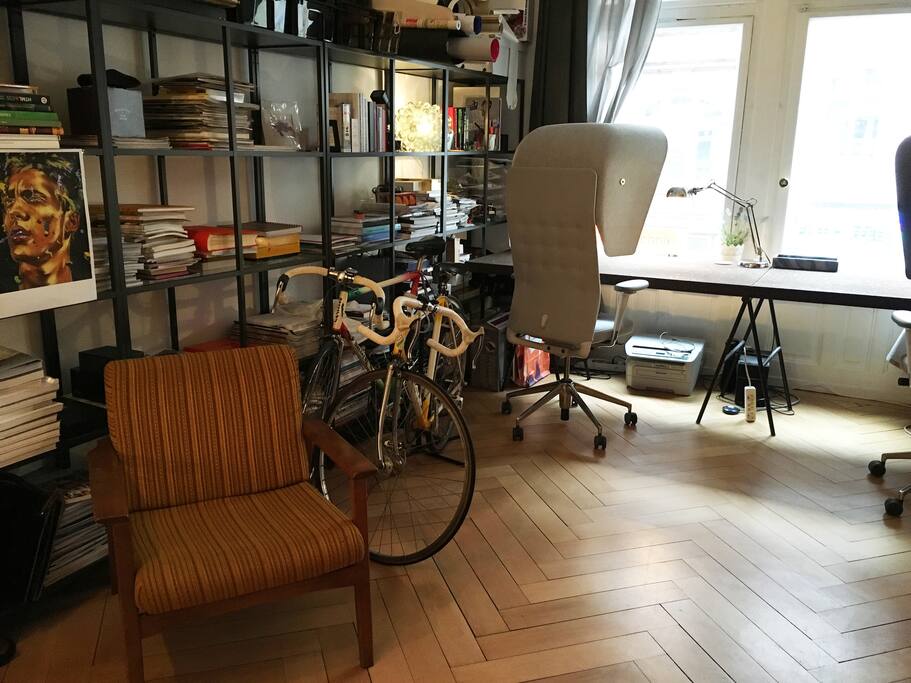 Have a break! Bücher und Magazine sind genug da! / We do have enough books and magazines for your entrainment