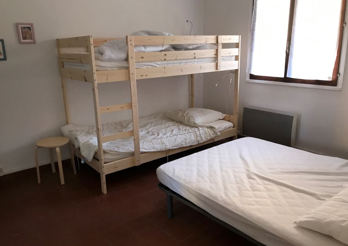 Sovrum (1 säng 140 cm och 2 enkelsängar)