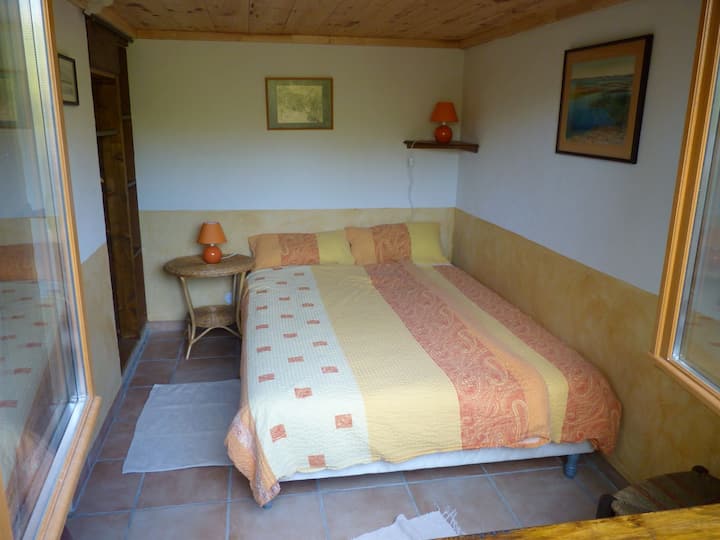 Chambre RDC avec lit double de 160
