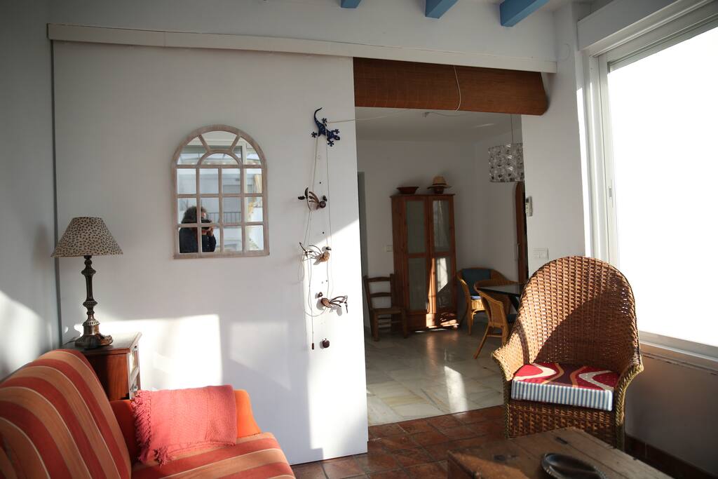 Con puerta corredera para cerrar habitación/sala.