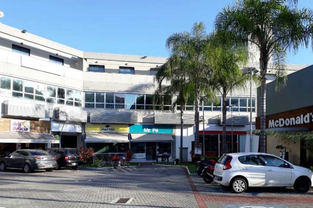 Shopping MAPBAND. Fica localizado a 5 minutos a pé do condomínio. Lá podemos encontrar farmácia, bancos, lanchonetes e praça de alimentação.