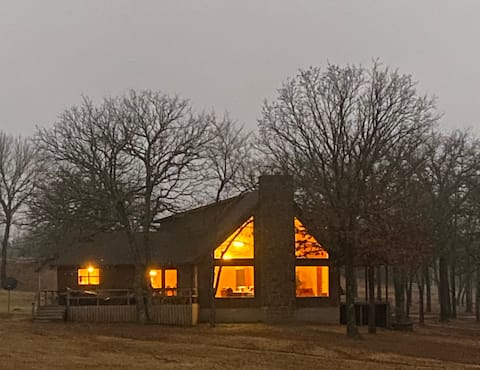Rustic cabin with hot tub,