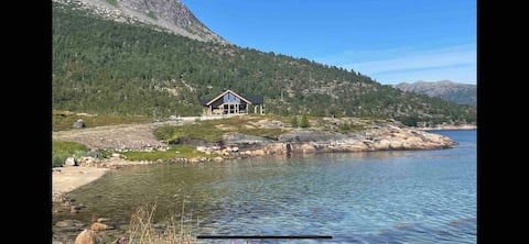 New cabin by the lake. Great views. Lofoten