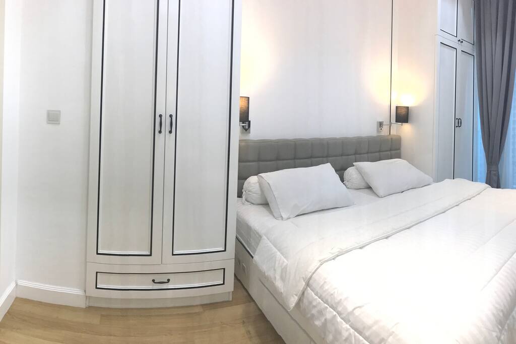 Ample wardrobes to store your clothes