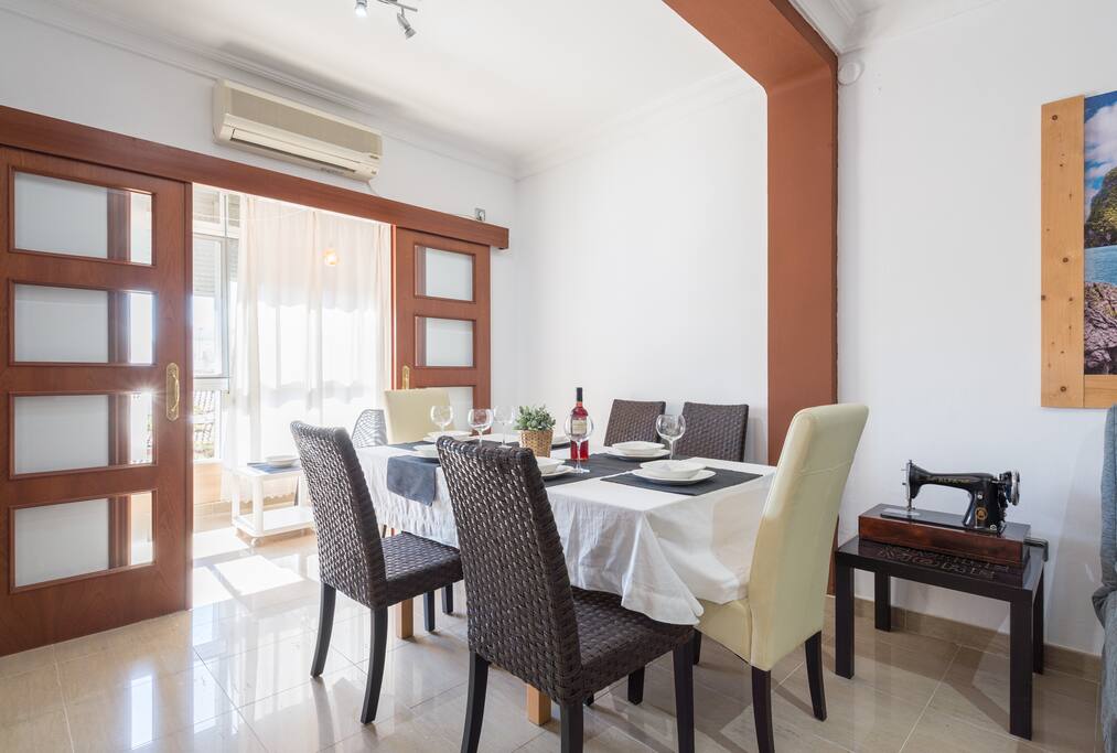 Salón y mesa de comedor / Living room and dining table