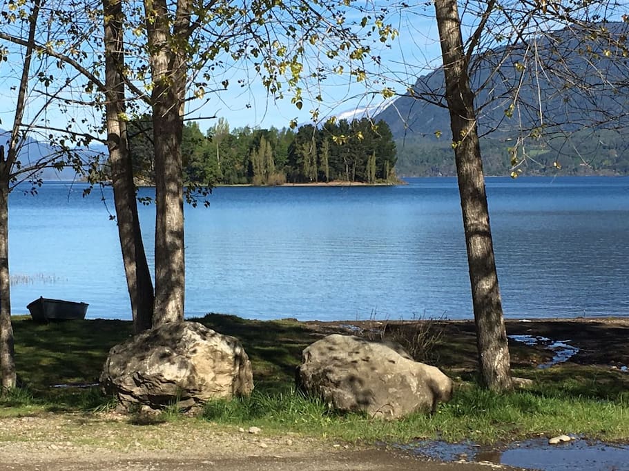La casita del hobbit está ubicada a orillas del tranquilo Lago Panguipulli con una vista extraordinaria y acceso al lago con una playa donde a los 50 mt, el lago aún no cubre la cintura