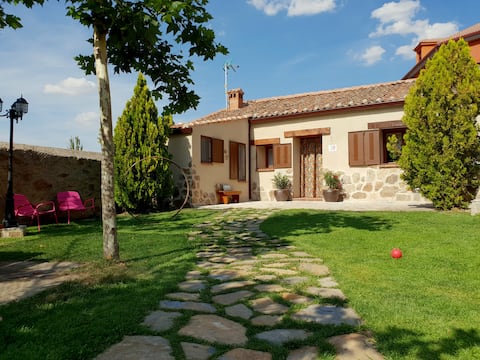 Rural home Entre Acebedas Jardin BBC. Beautiful