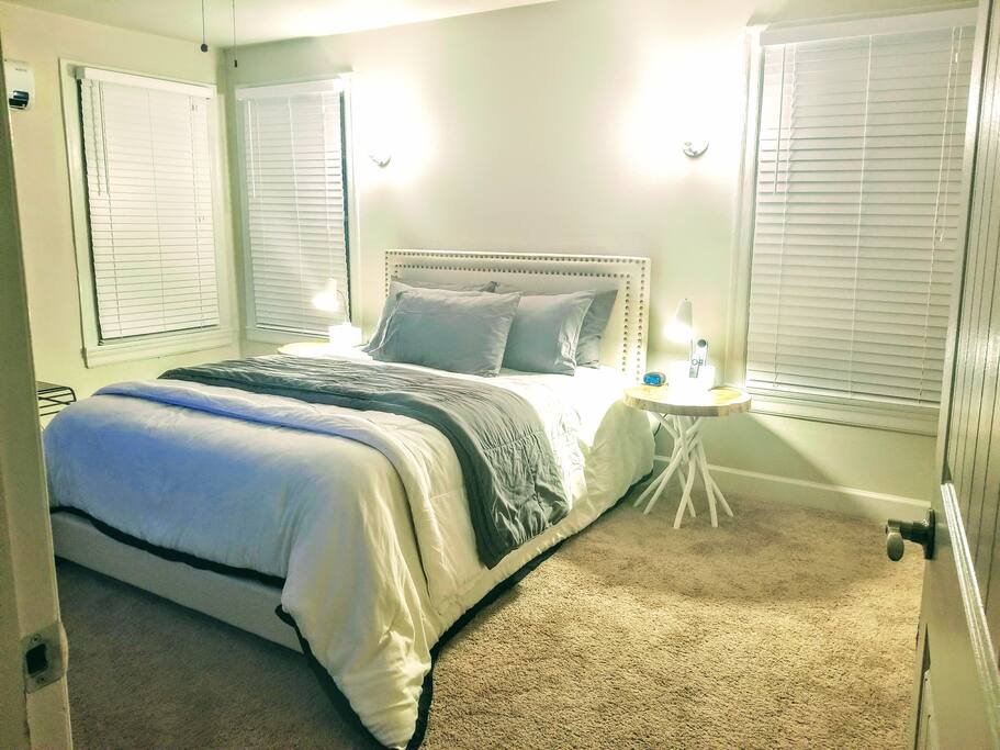 MAIN BDRM - QUEEN BED - MOBILE DEVICE CHARGING STATION ON EACH NIGHTSTAND - FLATSCREEN - WALK IN CLOSET