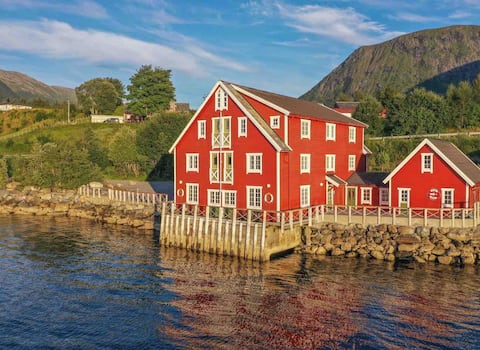 Successful Airbnb property: Sjøbuda Ramoen. Large waterfront house with real atmosphere. in Møre Og Romsdal
