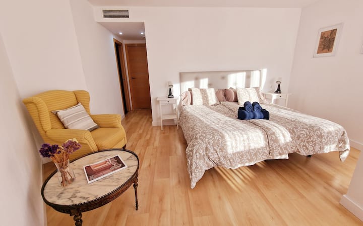 ห้องนอนใหญ่มีอ่างอาบน้ำในตัวและมองเห็นวิวภูเขายิบรอลฟาโร เครื่องปรับอากาศและเครื่องทำความร้อนส่วนกลาง มีเตียงเด็กอ่อน