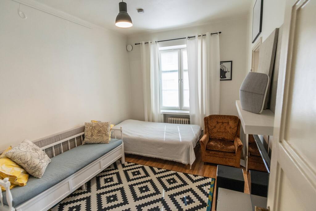 Bedroom/livingroom light and spacious.