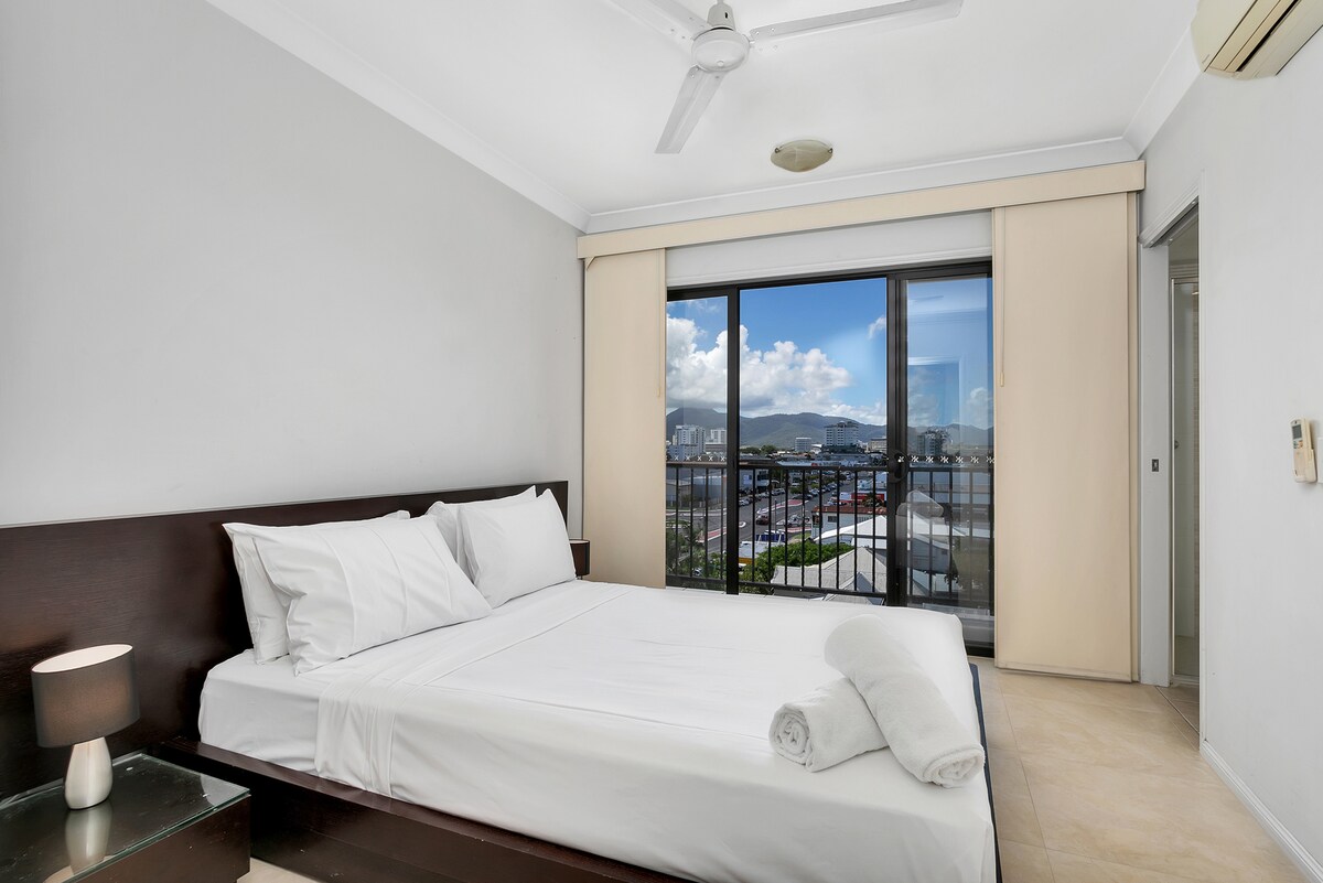 חדר שינה ראשי מגיע מרוהט במיטת קווין סייז וחדר רחצה צמוד, ומציע נוף מרהיב ממרפסת קטנה ופרטית
