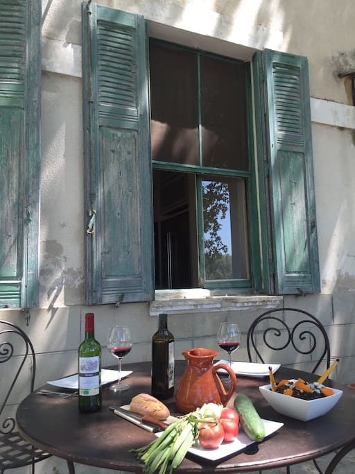 Déjeuner provençal à l'ombre des platanes