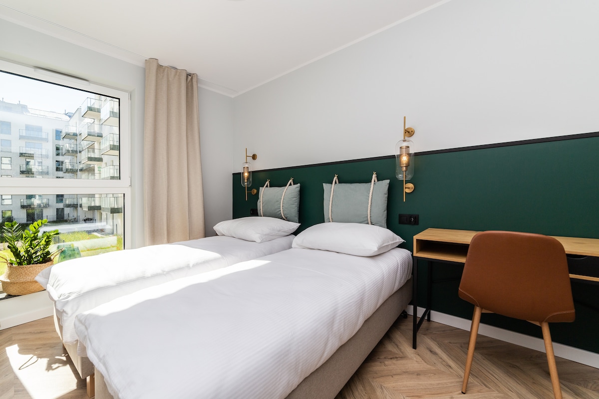 חדר שינה 02 עם מיטות יחיד שניתן לשלב בין מיטות.