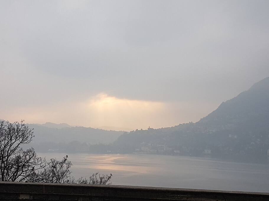 le magie del lago con la pioggia...in attesa dei primi ospiti
